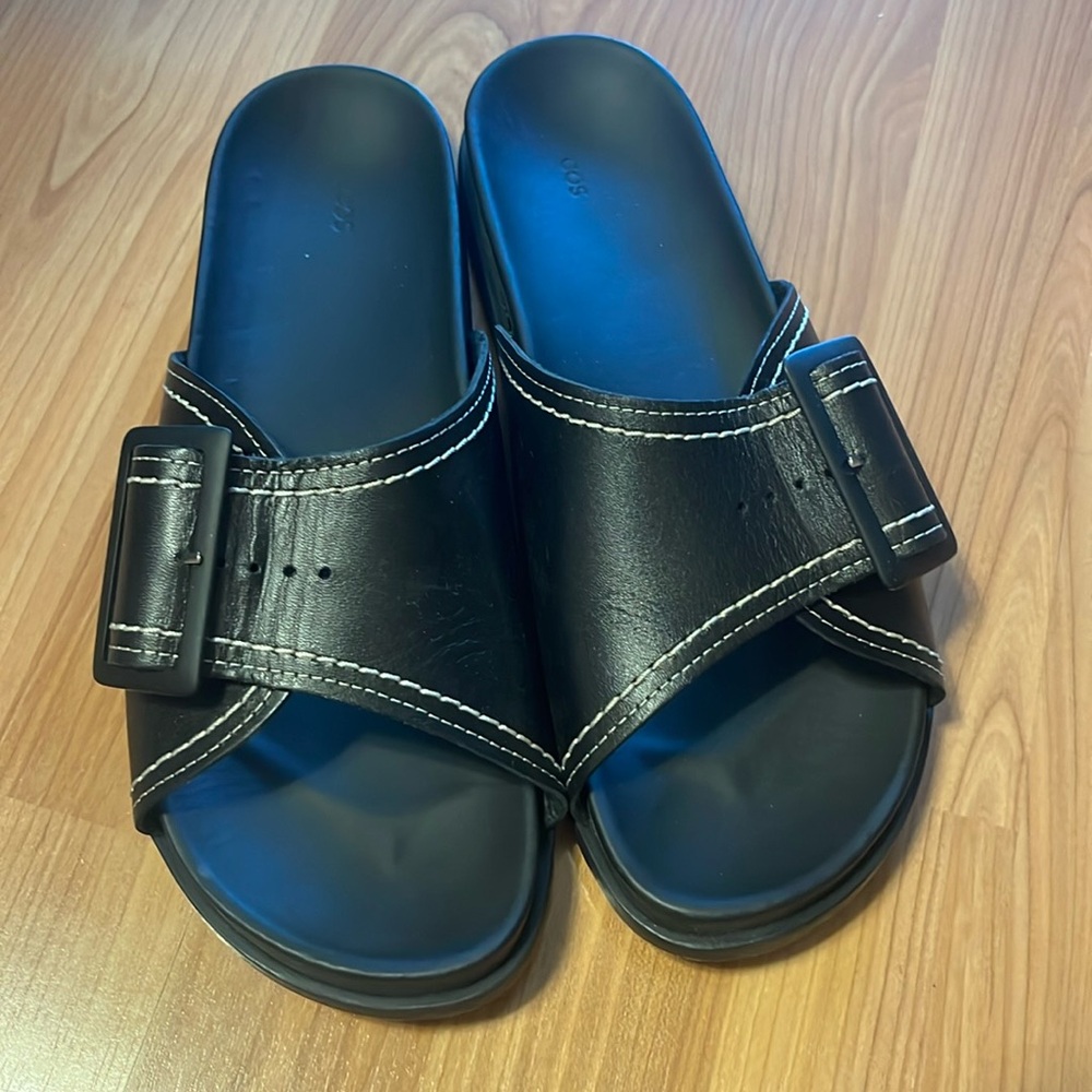 Cos contrast stitch leather sandals. Black. Size 10